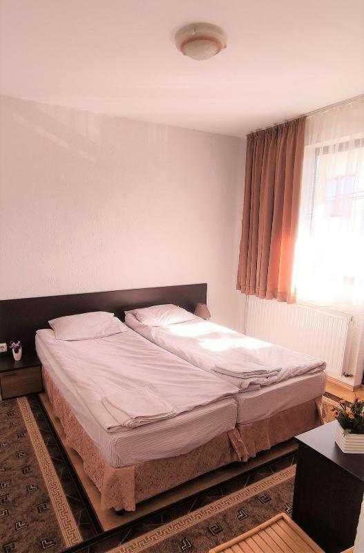 Djolevi Guesthouse Dobrinishte Bagian luar foto